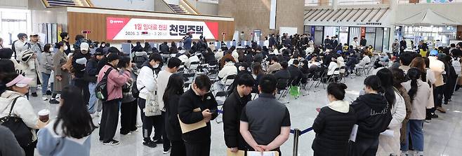 ▲ 지난 3월16일 오전 10시쯤 인천 남동구 인천시청 중앙홀에서 열린 '천원주택(전세임대주택) 예비 입주자 신청 접수창구'를 찾은 시민들이 천원주택 입주 신청을 위해 줄을 서고 있다. /인천일보DB