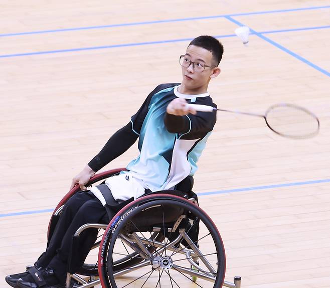 제20회 전국장애인체육대회 배드민턴 남자 초·중·고등부 단식 WH1&WH2 결승에서 노영훈(시흥 신천중)이 셔틀콕을 치고 있다.
