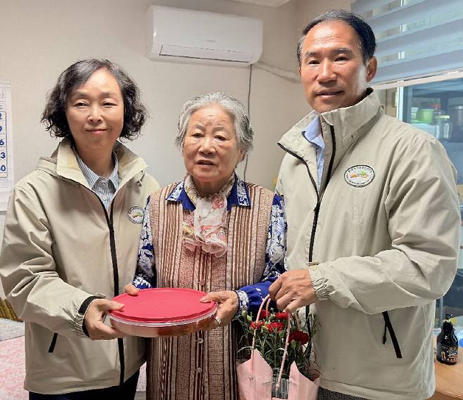 강신구 수목원 원장이 지역 어르신에게 카네이션 선물을 증정하고 있다.