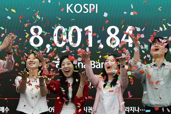 15일 서울 하나은행 본점 딜링룸에서 코스피8000 기념 세리머니가 진행되고 있다. 연합뉴스