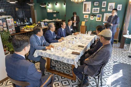 더불어민주당 우상호 강원지사 후보가 15일 강릉 동해식품에서 강원지역 중소기업인들과 정책간담회를 가졌다.