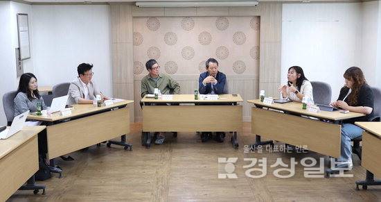 ▲ 본보 37주년 창간호 문화좌담회에 참가한 울산지역 예술인들이 문화예술의 발전방향에 대해 이야기하고 있다.