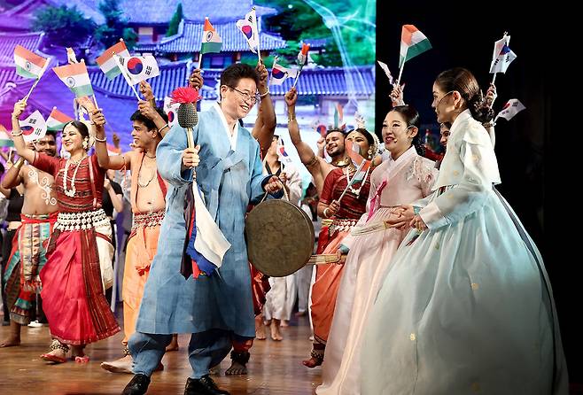 이철우 국민의힘 경북도지사 후보가 경북도지사 재직시절인 지난 2023년 한-인도 수교 50주년 합동 예술공연 행사에서 징을 치고 있다./이철우 후보 제공