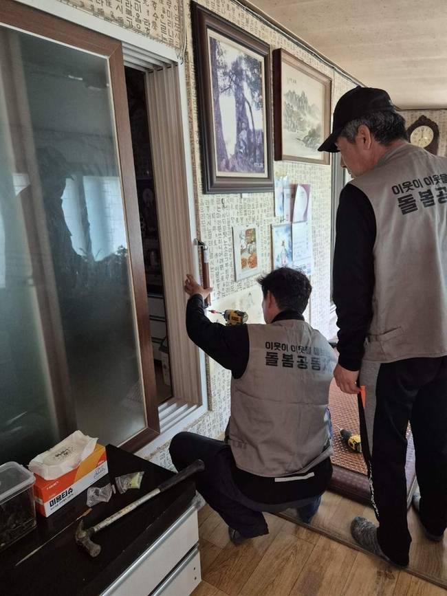 ▲ 의성군 춘산면 행복기동대 대원들이 12일 거동이 불편한 취약계층 노인가구를 방문해 방 입구 주변 안전바를 설치하고 있다. 의성군 제공