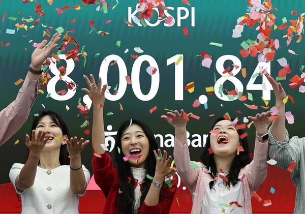 15일 서울 하나은행 본점 딜링룸에서&nbsp;코스피&nbsp;8,000 기념 세리머니가 진행되고 있다. [출처=연합뉴스]