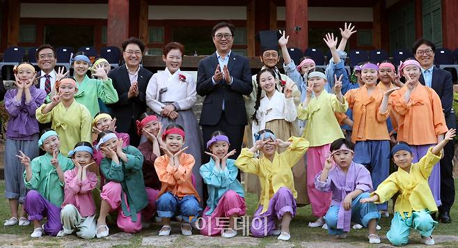 최휘영 문화체육관광부 장관이 14일 경남 밀양을 찾아 어린이 예술단과 함께 기념 촬영을 하고 있는 모습.(사진제공=문체부)