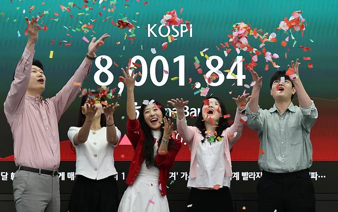 15일 서울 하나은행 본점 딜링룸에서 코스피 8천 기념 세리머니가 진행되고 있다.(사진=연합뉴스)