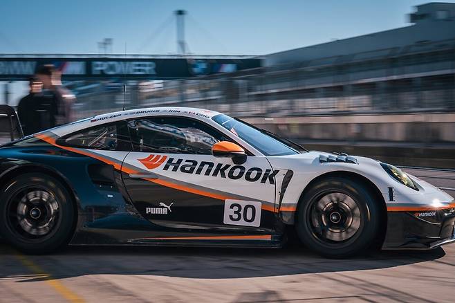한국앤컴퍼니가 후원하는 '한국컴피티션(Hankook Competition)'이 지난해 독일 뉘르부르크링 24시에 레이스를 펼치고 있는 모습./한국앤컴퍼니