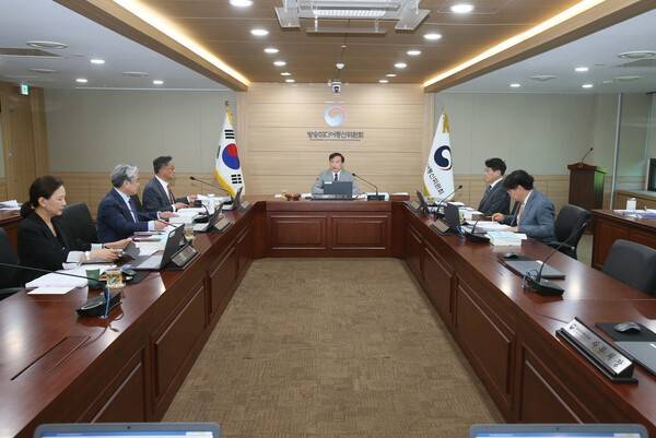 김종철 방송미디어통신위원장(가운데)이 15일 정부과천청사에서 '2026년 제10차 전체회의'를 진행하고 있다.[사진=방미통위]