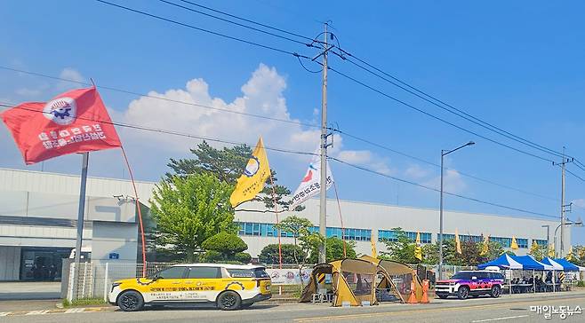 ▲ 현대기아자동차 부품운송노조가 14일 광주 광산구 모비언트 앞에서 15일 파업 준비를 하고 있다.