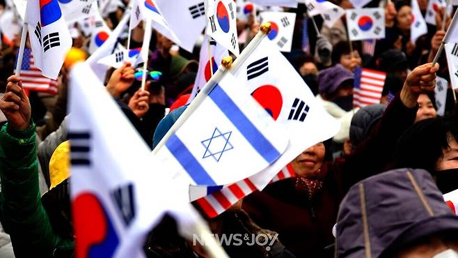 태극기 집회에서 성조기와 함께 이스라엘 국기를 흔드는 개신교인들. 뉴스앤조이 안디도