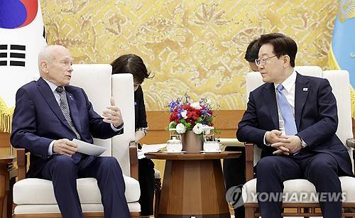 이재명 대통령과 피터 하윗 교수[출처 : 연합뉴스 자료사진]