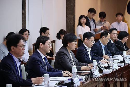 국민연금기금운용위원회의 주재하는 정은경 장관(서울=연합뉴스) 안정원 기자 = 정은경 보건복지부 장관이 15일 서울 종로구 정부서울청사에서 열린 2026년도 제4차 국민연금기금운용위원회 회의에서 발언하고 있다. 2026.5.15 jeong@yna.co.kr