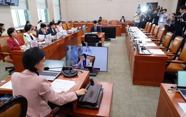 국회 성평등가족위원회 이인선 위원장이 15일 국회에서 열린 전체회의에서 더불어민주당 정원오 서울시장 후보의 과거 폭행 사건과 관련한 긴급 현안 질의를&nbsp;위해 회의 시작을 알리고 있다. 회의엔 국민의힘 위원들만 참석했다. 2026.5.15. 연합뉴스