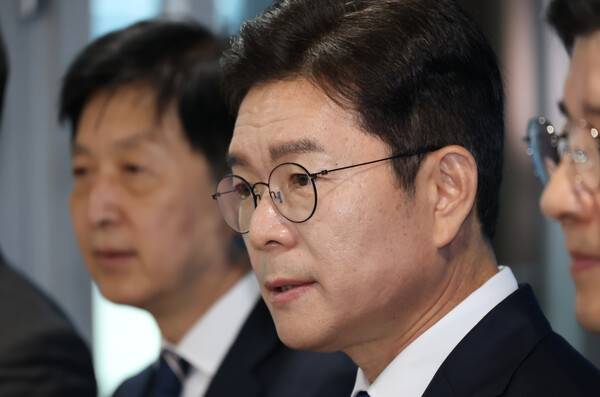 더불어민주당 정원오 서울시장 후보가 15일 국회 소통관에서 공약 발표 기자 회견을 하며 취재진 질문에 답하고 있다. 2026.5.15. 연합뉴스