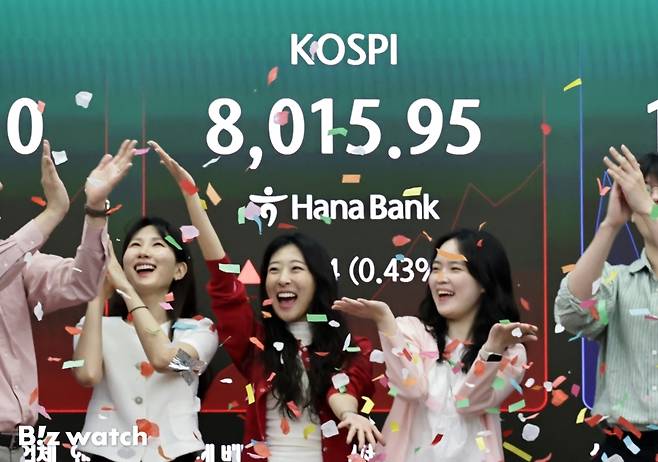 15일 서울 하나은행 본점 딜링룸에서 코스피8000 돌파 기념 세리머니가 진행되고 있다./사진=이명근 기자 qwe123@
