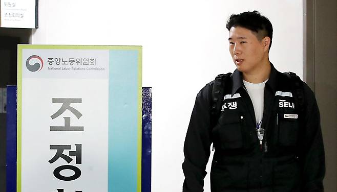 최승호 초기업노조 삼성전자지부 위원장이 13일 새벽 세종시 정부세종청사 중앙노동위원회에서 열린 사후조정 회의가 최종 결렬되며 협상장을 떠나고 있다. (사진출처 : 뉴스1)