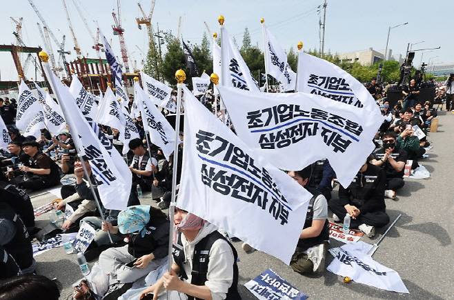 지난달 23일 경기도 평택시 삼성전자 평택캠퍼스 앞에서 열린 삼성전자 노동조합 공동투쟁본부의 투쟁 결의대회'에서 조합원들이 구호를 외치고 있다. (사진=연합뉴스)