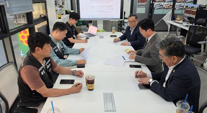 김영훈 고용노동부 장관은 15일 삼성전자 평택캠퍼스 내 초기업노조 사무실을 찾아 삼성전자 노조와 면담을 진행했다. (사진=삼성전자 노조)