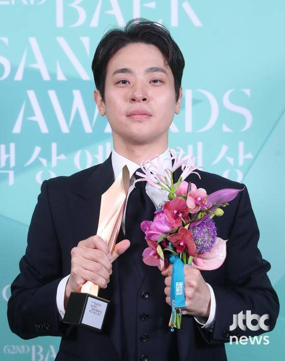 배우 박정민이 '제62회 백상예술대상'에서 영화부문 남자 최우수 연기상을 수상한 후 트로피 세리머니를 하고 있다. 방송·영화·연극과 뮤지컬을 아우르는 국내 유일무이 종합 예술 시상식 '제62회 백상예술대상 with 구찌'는 8일 오후 7시 50분 서울 강남구 코엑스 D홀에서 개최됐다. 특별취재반 / 2026. 05. 08/