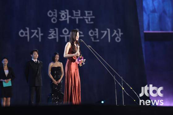배우 문가영이 '제62회 백상예술대상'에서 영화부문 여자 최우수 연기상을 수상한 후 소감을 말하고 있다. 방송·영화·연극과 뮤지컬을 아우르는 국내 유일무이 종합 예술 시상식 '제62회 백상예술대상 with 구찌'는 8일 오후 7시 50분 서울 강남구 코엑스 D홀에서 개최됐다. 특별취재반 / 2026. 05. 08/