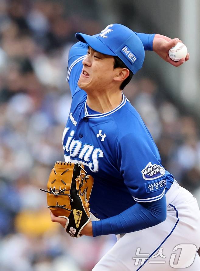 30일 오후 서울 송파구 잠실야구장에서 열린 프로야구 '2025 신한 SOL 뱅크 KBO리그' 삼성라이온스와 두산베어스의 경기에서 7회말 두산 공격 삼성 이재희가 역투하고 있다. 2025.3.30 ⓒ 뉴스1 이승배 기자