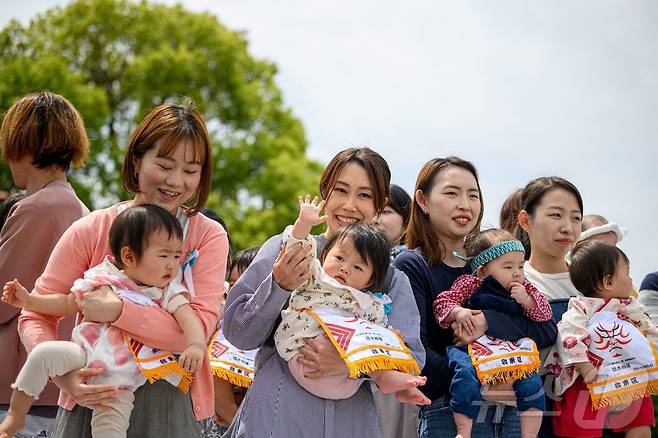아기를 안고 있는 일본 엄마들 <자료사진> 2025.04.26. ⓒ AFP=뉴스1