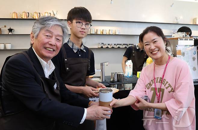 스승의 날인 15일 서울 동작구 서울공업고등학교에서 졸업생들과 재학생들이 스승의 날을 기념해 선생님들에게 커피를 전달하고 있다. 2026.5.15 ⓒ 뉴스1 김성진 기자