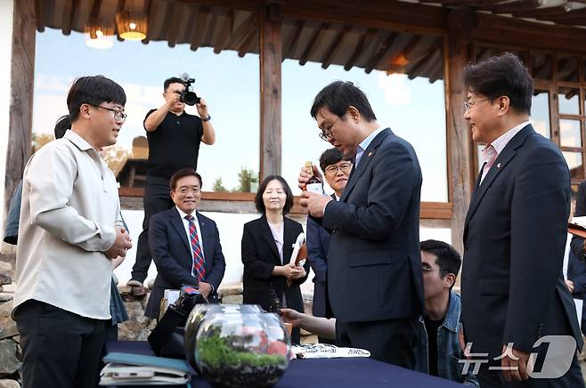 최휘영 문화체육관광부 장관은 지난 14일부터 밀양아리랑 공연, 복합문화공간 '볕뉘' 등 경남 밀양 현장을 돌며 이런 흐름을 점검했다. 앞서 밀양은 2021년 문화도시로 지정된 뒤 최근 2년 연속 최우수 평가를 받았고 '올해의 문화도시'에도 뽑혔다.