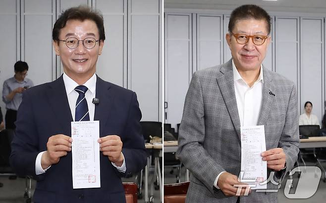 전재수 더불어민주당 부산시장 후보(왼쪽), 박형준 국민의힘 부산시장 후보가 14일 부산 연제구 부산시선거관리위원회에서 6·3 지방선거 후보자 등록을 한 뒤 각각 접수증을 들어 보이고 있다. 2026.5.14 ⓒ 뉴스1 윤일지 기자