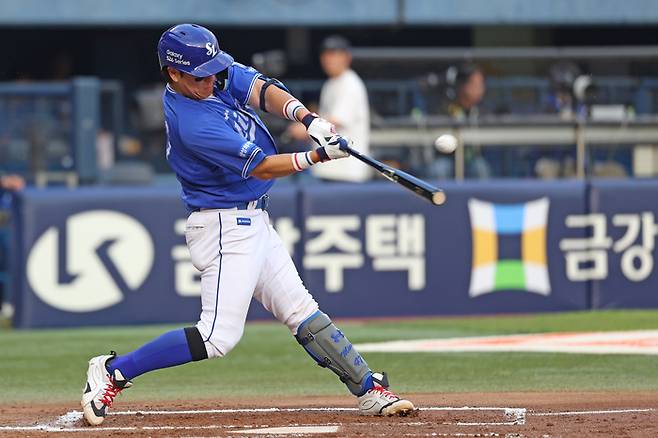 삼성 강민호가 14일 서울 잠실구장에서 열린 2026 KBO리그 정규시즌 LG전에서 홈런을 치고 있다. 사진 | 삼성 라이온즈
