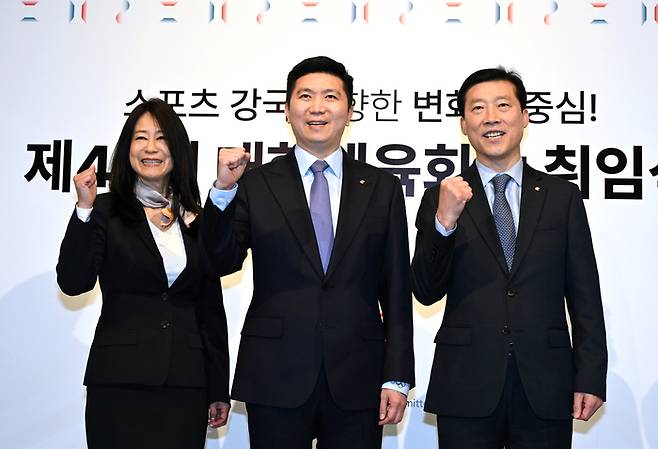 대한체육회 김나미 사무총장과 유승민 회장, 김택수 선수촌장(왼쪽부터)이  지난해 2월27일 서울 용산구 한남동에 있는 그랜드하얏트호텔에서 열린 제1차 이사회를 마치고 파이팅 포즈하고 있다. 사진 | 대한체육회