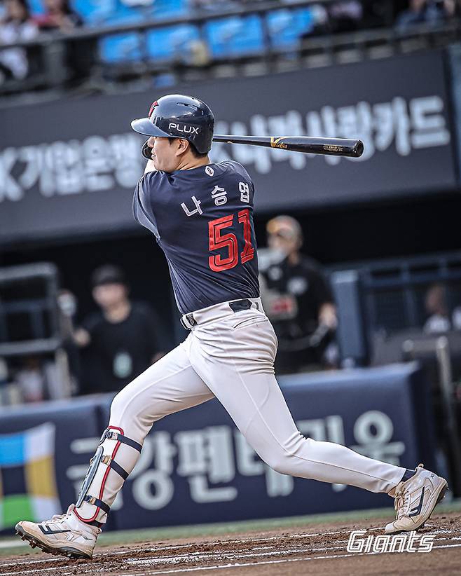 롯데 나승엽이 15일 잠시구장에서 열린 2026 KBO리그 정규시즌 두산전에서 안타를 치고 있다. 사진 | 롯데 자이언츠