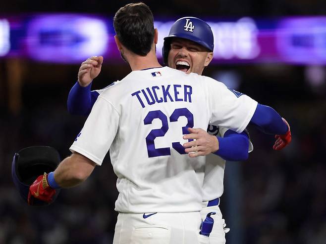 LOS ANGELES, CALIFORNIA - APRIL 27: Kyle Tucker #23 of the Los Angeles Dodgers hugs Freddie Freeman #5 after hitting a two run walk-off single against the Miami Marlins in the ninth inning at Dodger Stadium on April 27, 2026 in Los Angeles, California.   Ronald Martinez/Getty Images/AFP (Photo by RONALD MARTINEZ / GETTY IMAGES NORTH AMERICA / Getty Images via AFP)

<저작권자(c) 연합뉴스, 무단 전재-재배포, AI 학습 및 활용 금지>