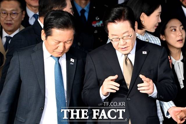 15일 발표된 한국갤럽 여론조사에서 이재명 대통령의 국정 지지율은 61%로 나타났다. 사진은 이 대통령이 지난해 11월 17일 경기도 성남시 서울공항에서 출국하며 정청래 더불이민주당 대표와 대화하는 모습. /남용희 기자