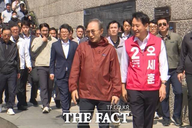 오세훈 국민의힘 서울시장 후보가 15일 서울 중구 청계광장에서 이명박 전 대통령과 만나 대화를 나누고 있다. /청계천=김민지 기자