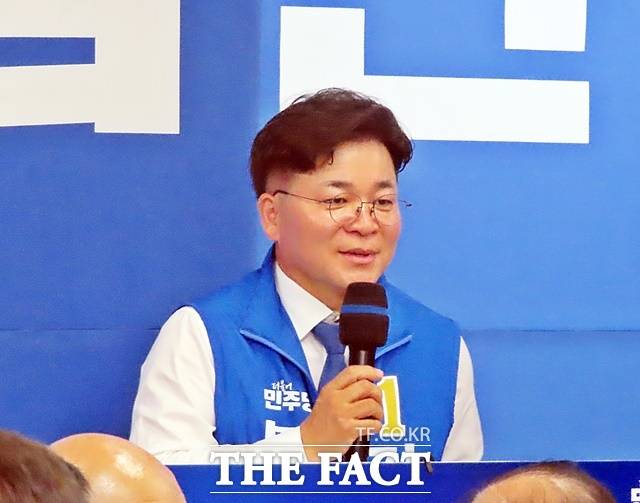 김민수 부여군수 후보가 15일 부여읍 선거사무소에서 개소식을 열고 인사말을 하고 있다. /김형중 기자