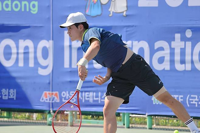 주니어와 프로 사이에서 고군분투 중인 안동 유망주 김원민이 ITF 안동 국제대회에서 서브를 넣고 있다.