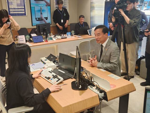 요금제에 따른 지원금을 문의하는 김종철 위원장.