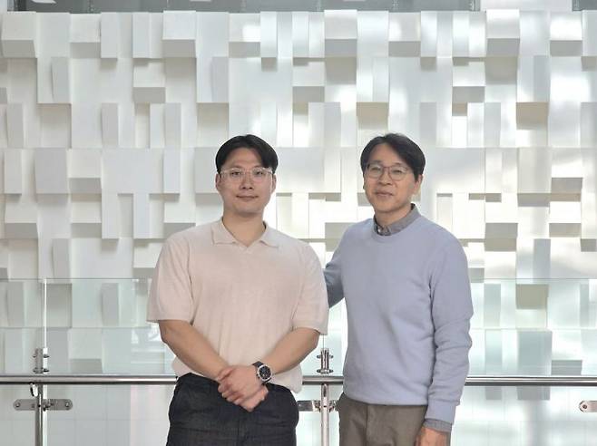 차세대 반도체 소자 연구를 수행한 (왼쪽부터) 박종윤 고려대 전기전자공학부 박사과정 연구원과 유현용 고려대 전기전자공학부 교수. 고려대학교