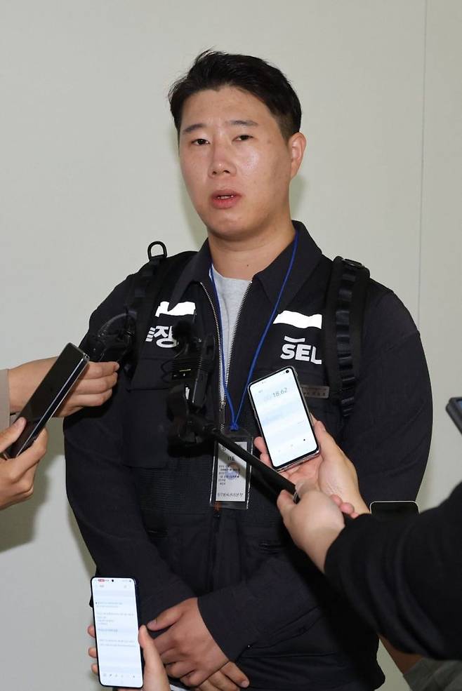 최승호 초기업노동조합 삼성전자 지부 위원장이 지난 11일 정부세종청사 중앙노동위원회 제1조정회의실에서 열리는 사후조정회의에 참석하며 취재진에게 입장을 밝히고 있다. 연합뉴스