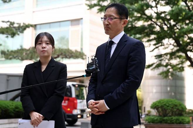 15일 서초구 서울중앙지법에서 열린 이춘재 살인누명 국가배상소송 1심 선고가 끝난 후 허위 자백을 강요당했던 고 홍성록씨의 자녀 측 변호인인 박준영 변호사가 입장을 밝히고 있다. 연합뉴스