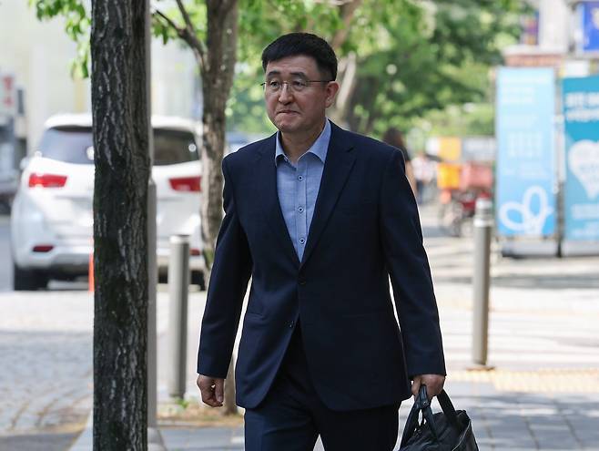 박안수 전 육군참모총장이 15일 오전 경기 과천시 특검 사무실에 출석하고 있다. /연합뉴스