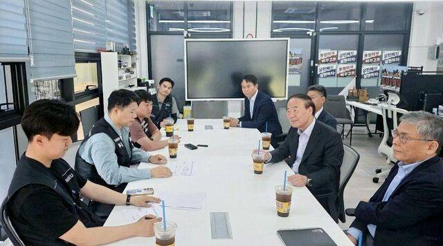 15일 전영현 삼성전자 대표이사 부회장(오른쪽 두 번째)을 비롯한 DS 부문 사장단이 경기도 삼성전자 평택 사업장을 방문해 초기업노조 최승호 위원장(왼쪽 두 번째) 등을 면담하고 있다. 삼성전자 제공