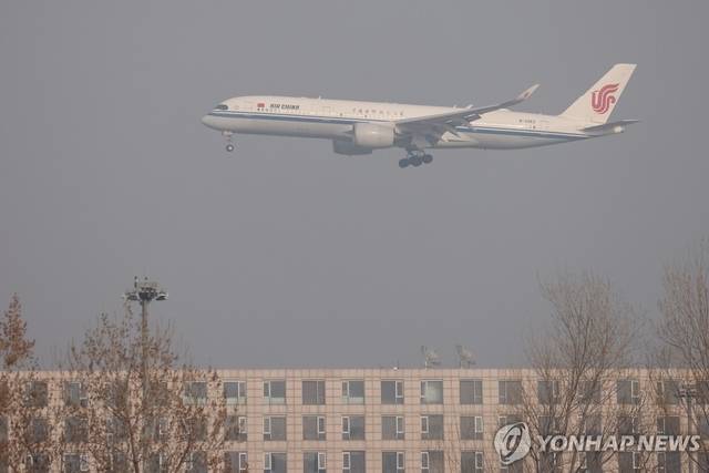 중국 에어차이나 항공기. 러시아 영공을 통과할 수 있는 중국 항공사들이 동아시아와 유럽을 잇는 노선에서 반사이익을 바탕으로 점유율을 높이고 있다. EPA 연합뉴스