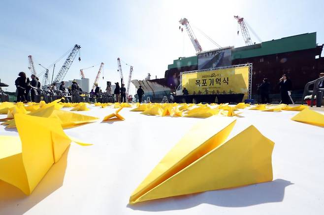 세월호 참사 12주기인 지난달 16일 오후 전남 목포신항 세월호 선체 앞에서 세월호 참사 12주기 목포기억식이 열리는 모습. 뉴시스