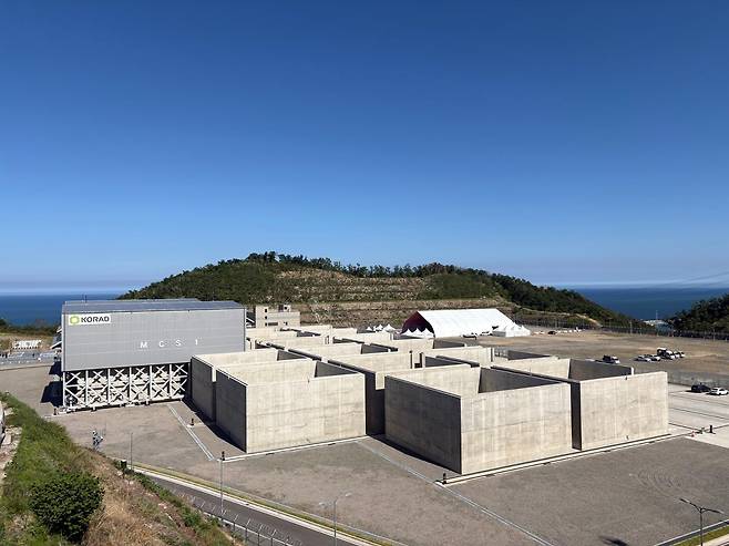 13일 경북 경주시 문무대왕면 방사성폐기물처분시설(방폐장) 내에 준공된 2차 표층처분시설은 멀리서 보면 거대한 레고 블록 같은 콘크리트 격벽이다. 경주=전예현 기자