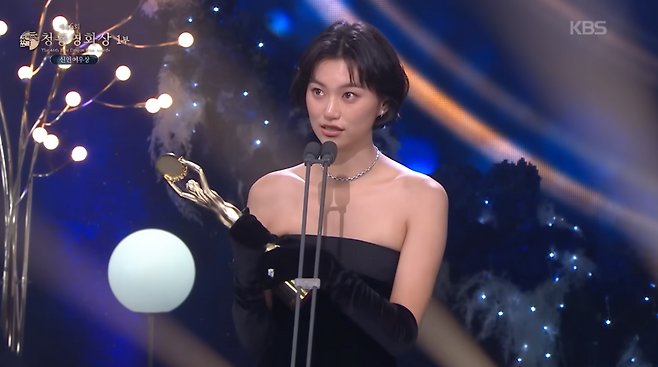 김도연이 스크린 데뷔작 '아메바 소녀들과 학교괴담: 개교기념일'로 제46회 청룡영화상에서 신인여우상을 수상했다. '제46회 청룡영화상 시상식' 영상 캡처