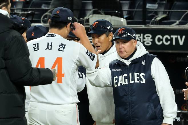 <yonhap photo-8072="">김서현을 격려하는 김경문 감독. 연합뉴스</yonhap>