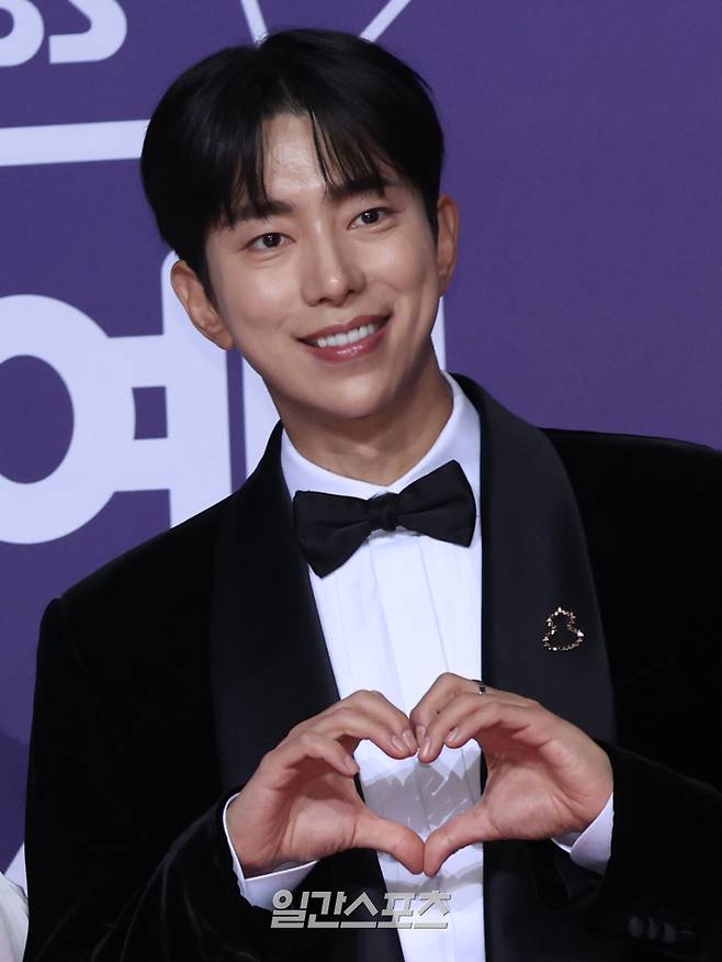 배우 윤현민이 30일 오후 서울 마포구 SBS 프리즘타워에서 열린 '2025 SBS 연예대상' 포토월 행사에 참석해 포토타임을 갖고 있다. 서병수 기자 qudtn@edaily.co.kr /2025.12.30/